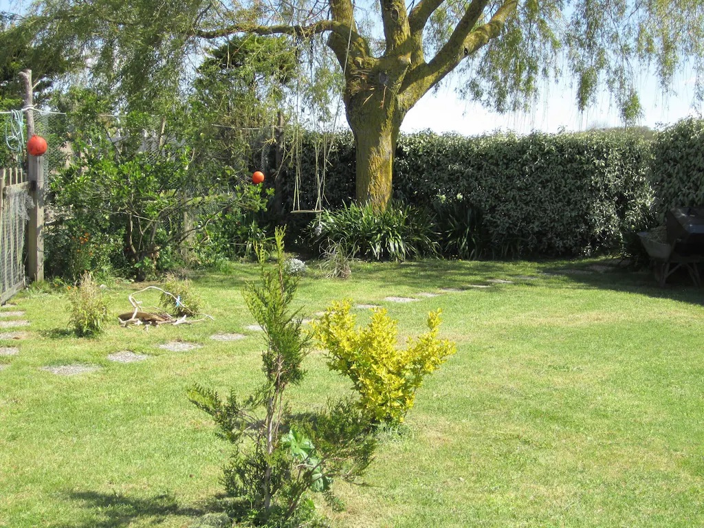 Jardin verdoyant et arboré d'un des gîtess au grand air